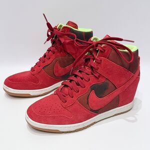 Nike Dunk Sky High Women’s 3” Wedge Heel Sneaker Red Suede Camo Size 8 Worn Once